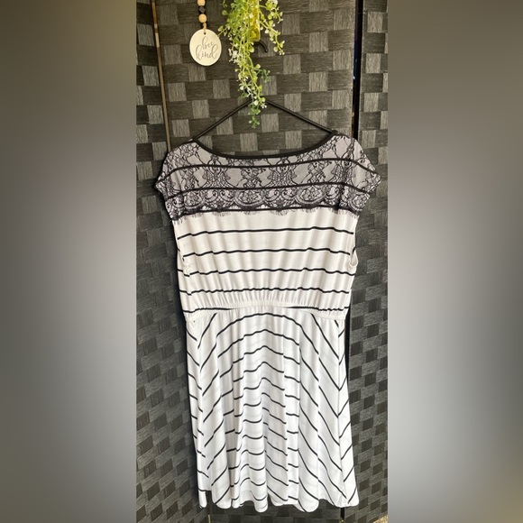 Torrid Size 1 (equivalent to a size 14/16) dress - Picture 2 of 7